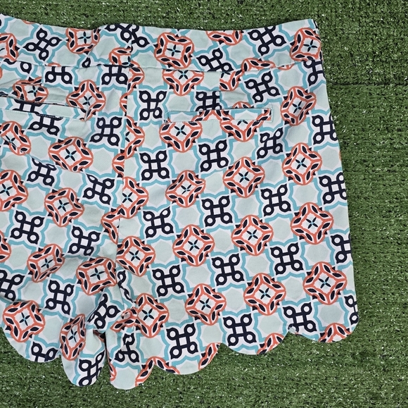 CROWN & IVY | SHELBY 97% COTTON BLEND SCALLOPED HEM GEO TILE SHORTS - Picture 10 of 16